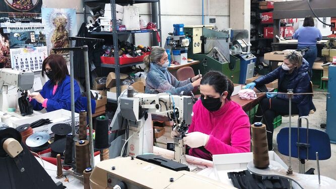Trabajadoras realizando mascarillas en las fábricas de calzado.