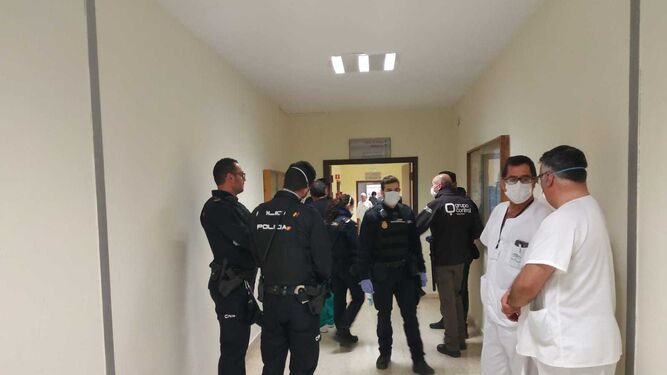 Patrullas de la Policía Nacional en los pasillos del Infanta Elena, el pasado viernes.