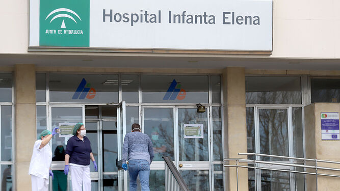 Acceso principal al hospital Infanta Elena en la mañana de ayer.