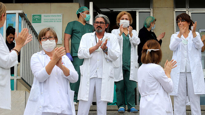 Im&aacute;genes de la UME realizando trabajos de limpieza y desinfecci&oacute;n en el Hospital Infanta Elena de Huelva