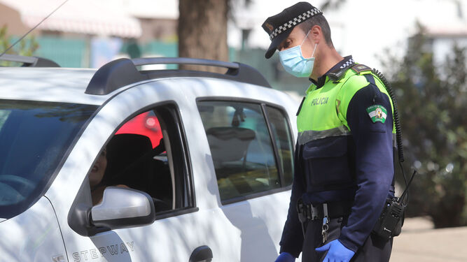 Im&aacute;genes de los controles policiales a veh&iacute;culos durante la cuarentena en Huelva