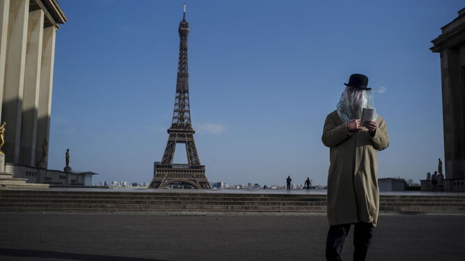 Francia: El entorno de la Torre Eiffel, vac&iacute;o