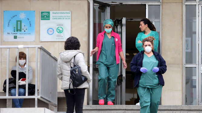 Movimiento de personal en la puerta del Hospital Infanta Elena.