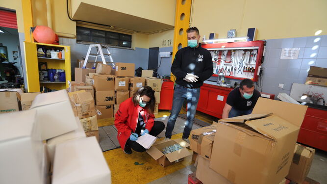 Im&aacute;genes de la donaci&oacute;n de Bomberos Unidos Sin Fronteras (BUSF) del de 3.000 kilos de material sanitario a los hospitales de Huelva
