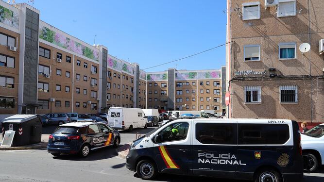 Vehículos de policía  en el barrio de El Torrejón en Huelva