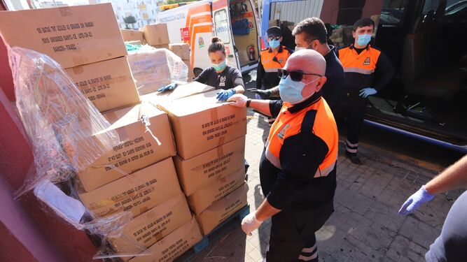 Los bomberos de Huelva entregan el material.