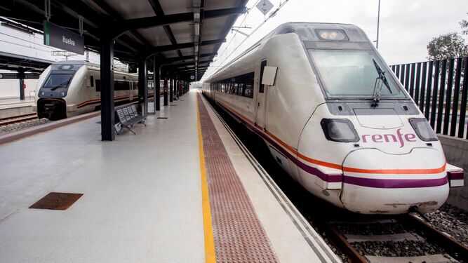 Dos trenes esperan a su salida en los andenes de la nueva estación de Huelva, inaugurada a mediados de 2018 aún sin proyecto de Alta Velocidad.