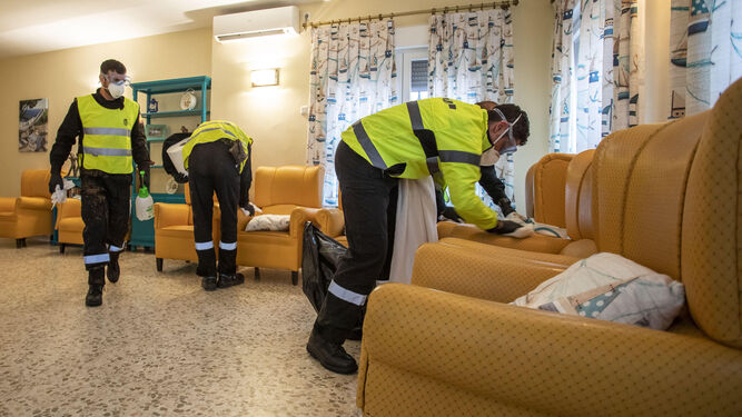 Militares de la UME en las labores de desinfección de una residencia de la tercera edad.