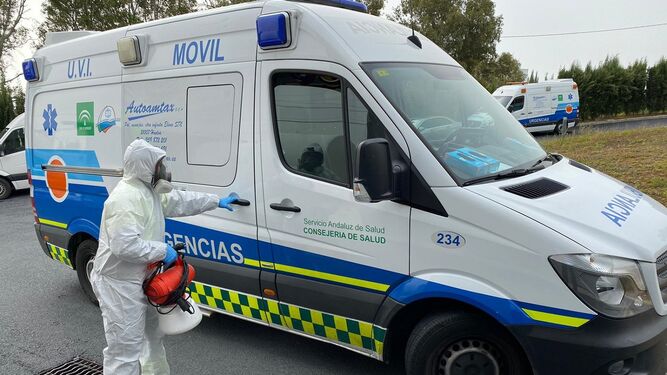Una ambulancia abandona un centro sanitario de Huelva.