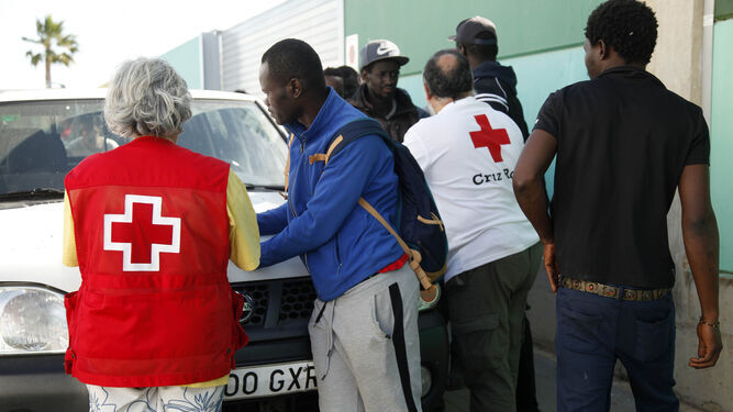 Voluntarios de la Cruz Roja atienden a los residentes de los poblados chabolistas.