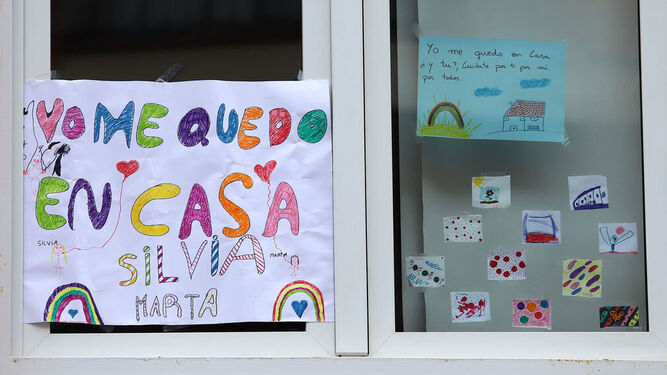 Carteles infantiles en los balcones de Huelva por el coronvarus.