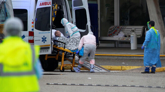 Uno de los ancianos  de la residencia de Alcalá del Valle  es trasladado en camilla a una de las ambulancias.