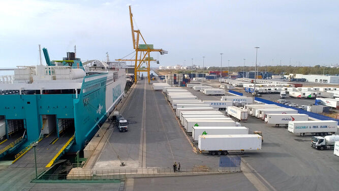 Detalle del Muelle Sur del Puerto de Huelva.