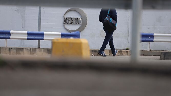 Un trabajador se dirige hacia la factoría de Acerinox Europa, en Los Barrios.