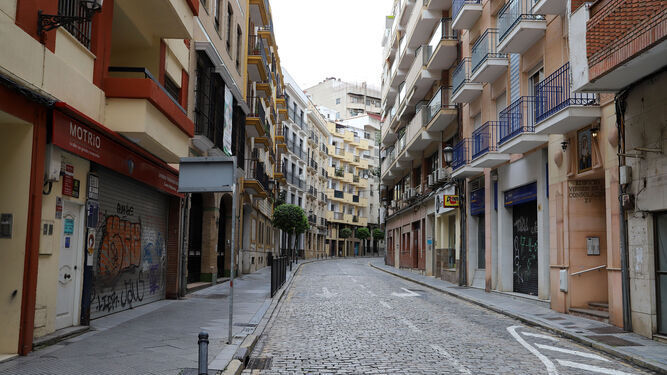 Una calle del centro de Huelva con sus comercios cerrados.