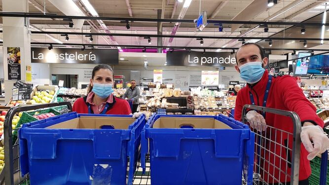 Dos trabajadores de Carrefour.
