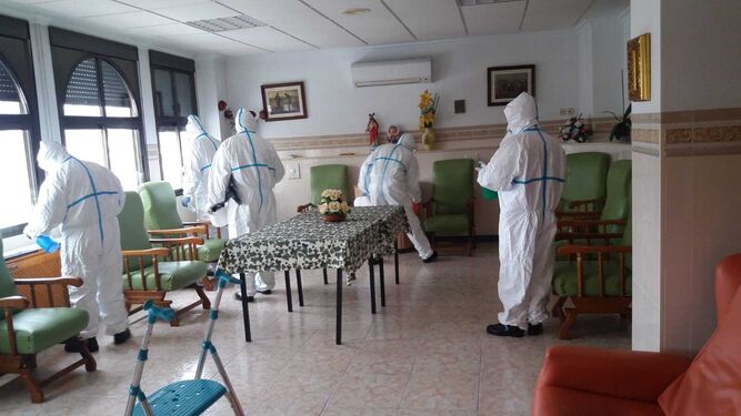 Efectivos del Infoca desinfectan una residencia de mayores de Aracena.