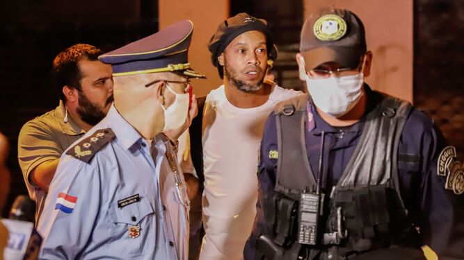 Ronaldinho es dirigido al hotel desde la cárcel