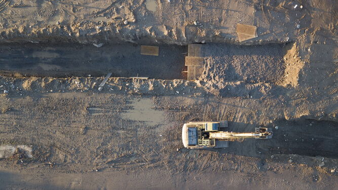 Imagen aérea de operarios trabajando en las fosas comunes de Hart Island (Nueva York, EEUU)