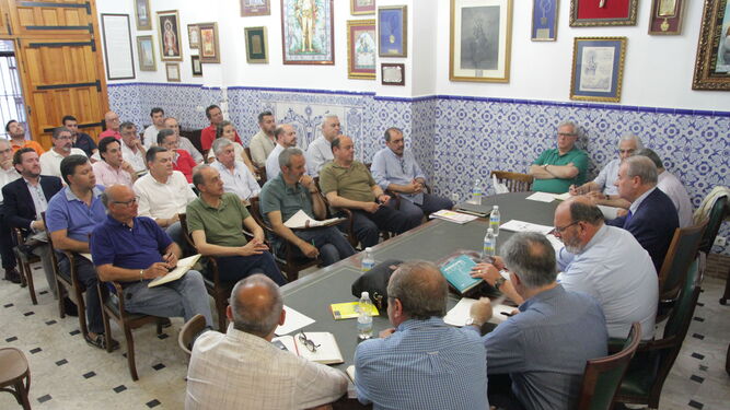 Imagen de archivo de una reunión del Consejo de Hermandades y Cofradías de Huelva.