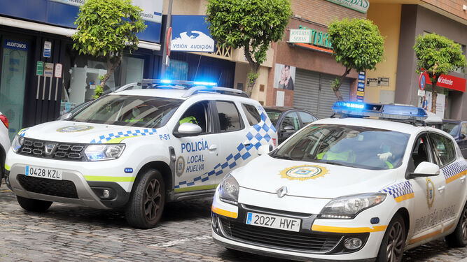 Dos coches de la Policía Local de Huelva.
