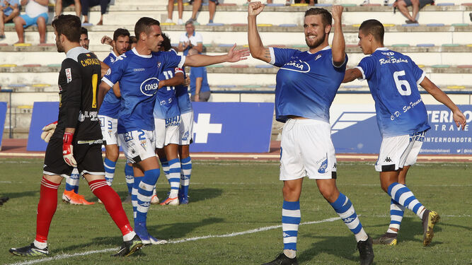 Francis Ferrón, pichichi del grupo IV, le ha dado goles y puntos al San Fernando.