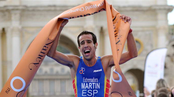 Emilio Martín cruza la meta como campeón en el Mundial de Nancy en 2012.