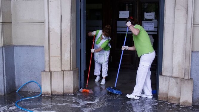 Varias operarias limpiando la Audiencia de Sevilla