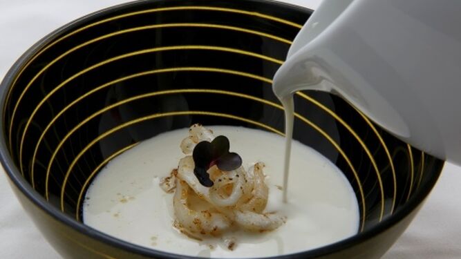 Ajoblanco de almendras con tallarines de calamar del restaurante Abantal.
