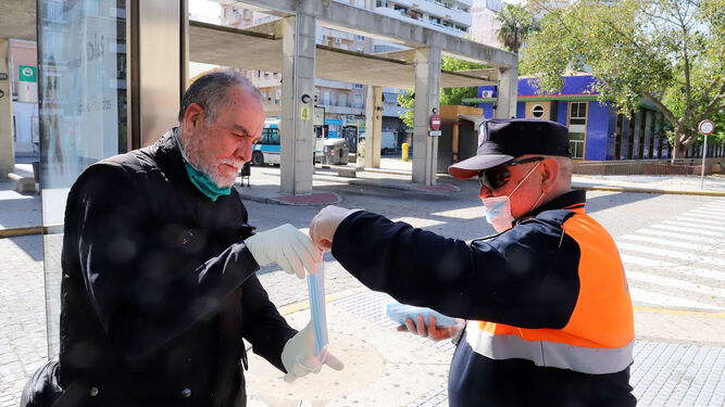 Efectivos de Protección Civil hacen entrega de mascarillas en la estación de autobuses.