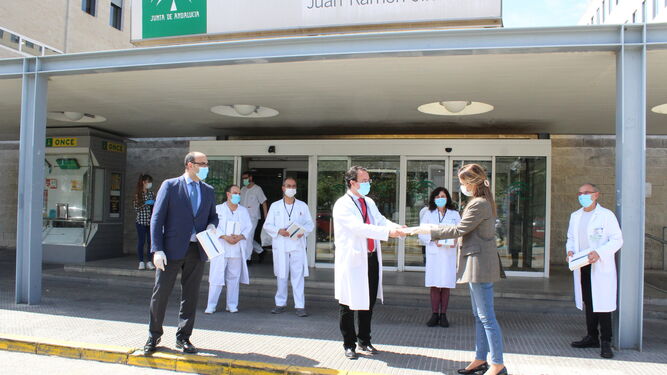 Momento de la entrega de las 'tablets' en el Hospital Juan Ramón Jiménez.
