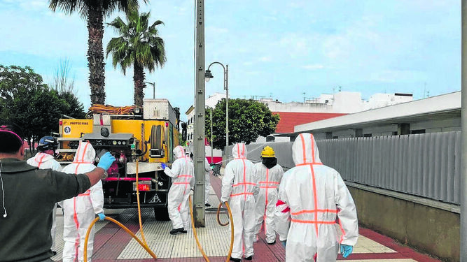Operarios realizando tareas de desinfección en la capital.