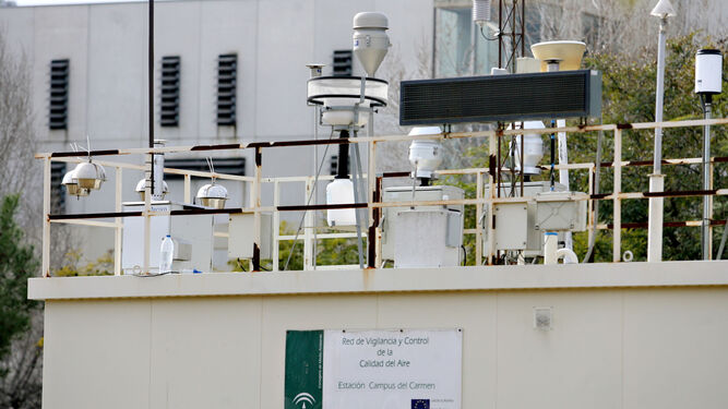 Instrumentos de medición de la calidad del aire en el Campus del Carmen, en Huelva.