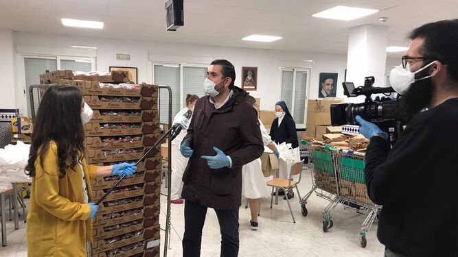 El gerente de Interfresa en una de las donaciones llevadas a cabo en centros sociales andaluces.