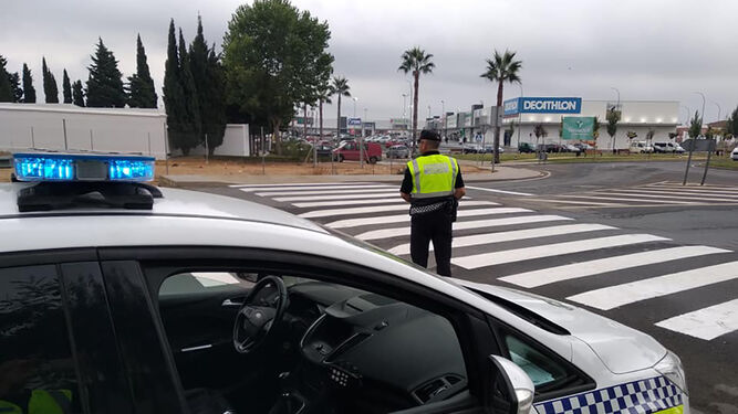Agente de la Policía Local hace controles en una carretera del municipio.