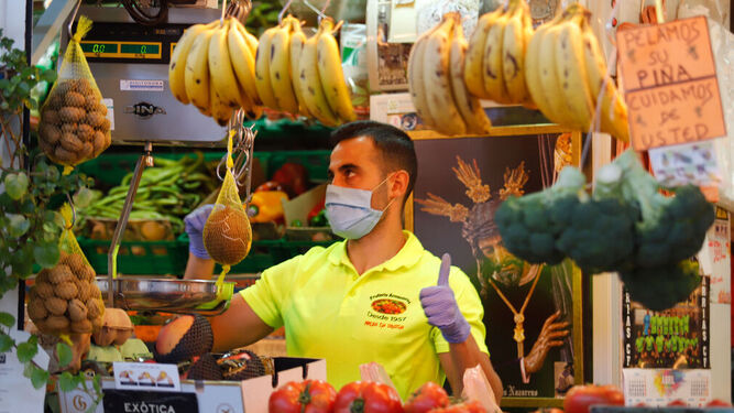 Un puesto de frutas y verduras en un mercado de Huelva.