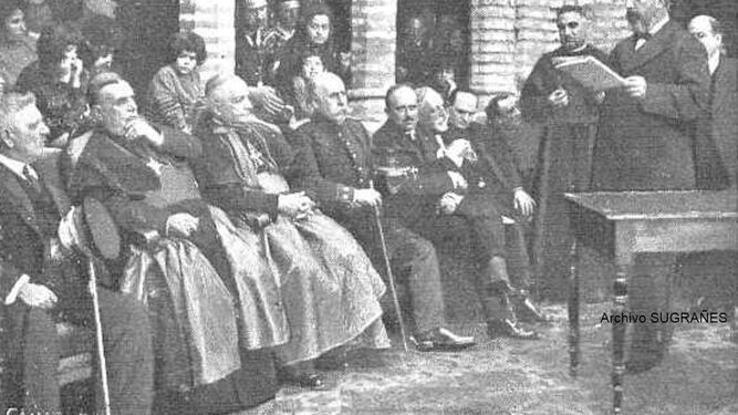 El catedrático Hazañas lee su discurso ante los cardenales.