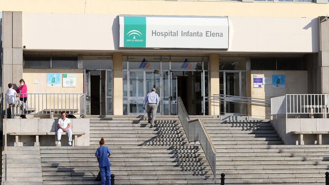 Puerta principal de acceso al hospital Infanta Elena de la capital onubense.
