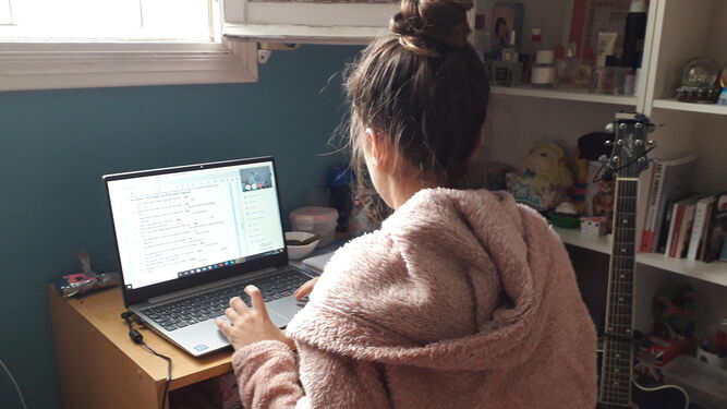 Una adolescente recibe clases a través del ordenador durante el estado de alarma.