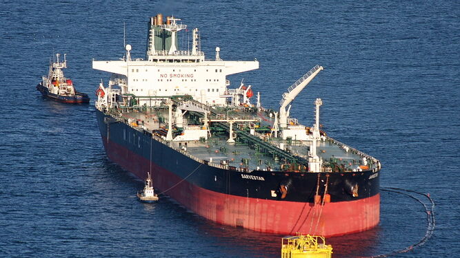 Un petrolero en las aguas del Puerto de Huelva.