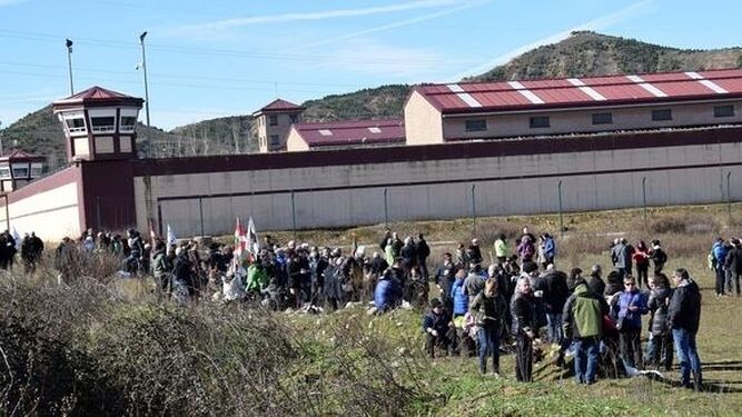 Imagen de archivo de una concentración 'abertzale' en el exterior de la cárcel de Logroño.
