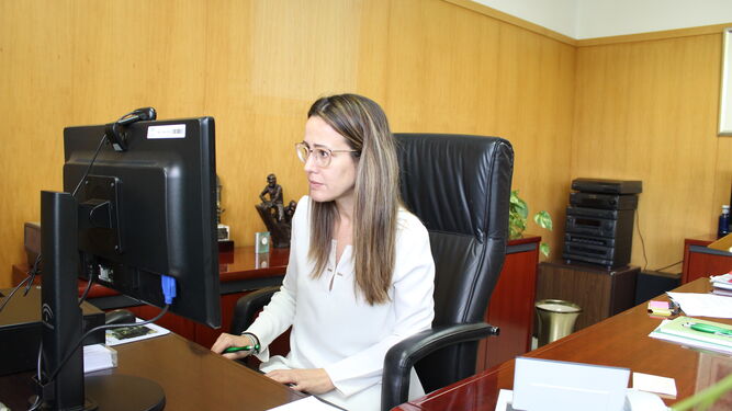 La delegada del Gobierno en Huelva, Bella Verano, trabaja en su despacho.