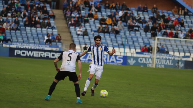 José Carlos encara a un jugador del Mérida en el encuentro disputado a principios de año en el Nuevo Colombino.