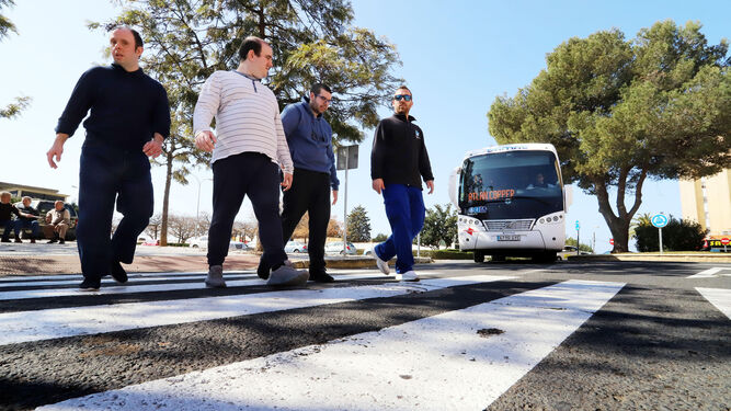 Usuarios de Ánsares cruzan un paso de peatones de la ciudad de Huelva.