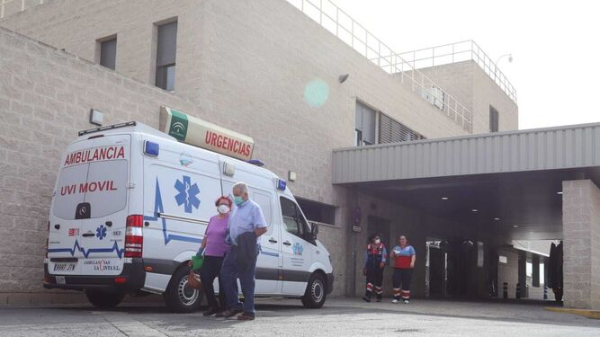 Entrada de urgencias del Hospital Juan Ramón Jiménez de Huelva.