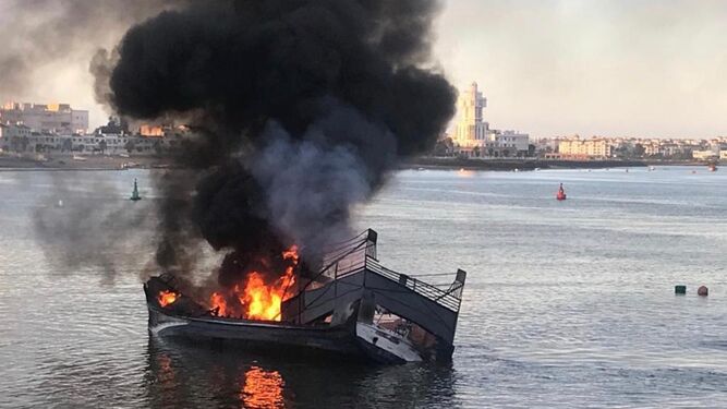 Incendio de dos pesqueros en el Puerto de Isla Cristina.