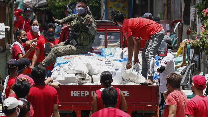 El ejército reparte alimentos entre la población de Manila (Filipinas)