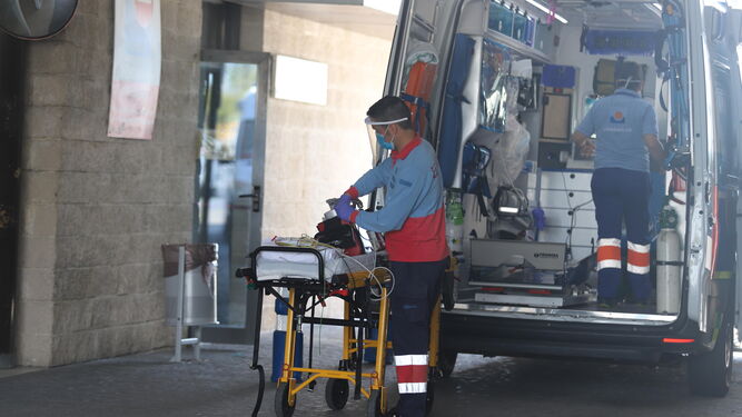 Una ambulancia en la entrada de Urgencias del hospital Juan Ramón Jiménez de Huelva.