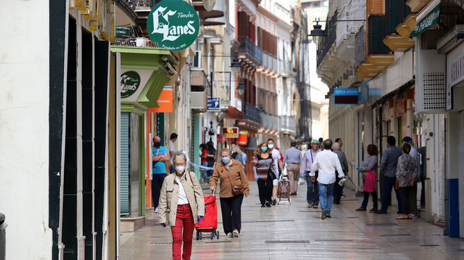 Los onubenses pasean por una de las calles del centro de la capital.