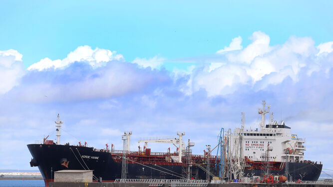 Un buque en plenas labores de descarga en las instalaciones portuarias de Huelva.